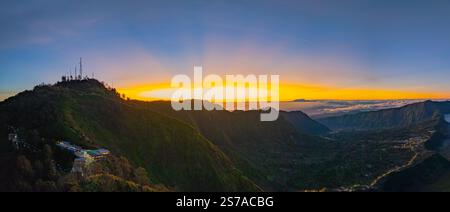 Aus der Vogelperspektive leuchtet das erste Licht auf der Bromo-Vulkangruppe. Fantastische Aussicht vom Gipfel des Berges King Kong Hill Aussichtspunkt zum Mount Bromo Co Stockfoto