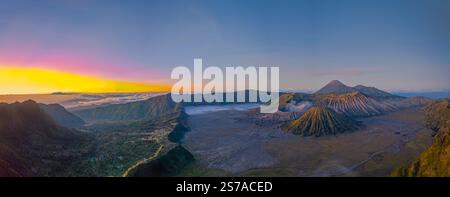 Aus der Vogelperspektive leuchtet das erste Licht auf der Bromo-Vulkangruppe. Fantastische Aussicht vom Gipfel des Berges King Kong Hill Aussichtspunkt zum Mount Bromo Co Stockfoto