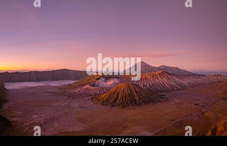 Aus der Vogelperspektive leuchtet das erste Licht auf der Bromo-Vulkangruppe. Fantastische Aussicht vom Gipfel des Berges King Kong Hill Aussichtspunkt zum Mount Bromo Co Stockfoto