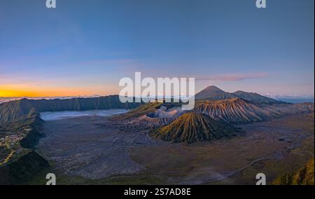 Aus der Vogelperspektive leuchtet das erste Licht auf der Bromo-Vulkangruppe. Fantastische Aussicht vom Gipfel des Berges King Kong Hill Aussichtspunkt zum Mount Bromo Co Stockfoto
