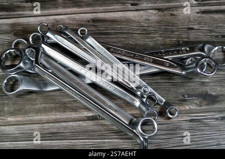 Doppelringschlüssel, Handwerkzeugsatz, verschiedene Werkzeuge wie Ringschlüssel, Kombischlüssel und -Schlüssel, Winkelsteckschlüssel, Zangen, Zangen, Zangen, Bolzen Stockfoto