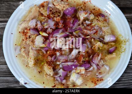 Thunfischstücke mit Zwiebeln, Paprika und Kümmel in Öl, Thunfisch ist ein Salzwasserfisch, der zum Stamm Thunnini gehört, einer Untergruppe der Scombridae macker Stockfoto