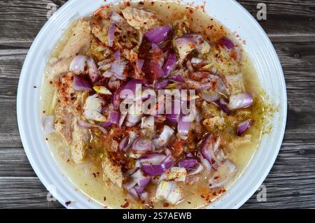 Thunfischstücke mit Zwiebeln, Paprika und Kümmel in Öl, Thunfisch ist ein Salzwasserfisch, der zum Stamm Thunnini gehört, einer Untergruppe der Scombridae macker Stockfoto