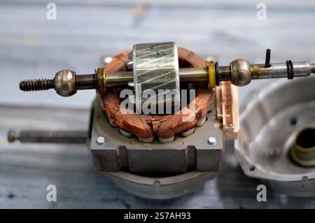 Wartung des Lüftermotors, Elektromotor ist eine Maschine, die elektrische Energie in mechanische Energie umwandelt und durch die Interaktion zwischen arbeitet Stockfoto