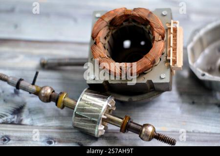 Wartung des Lüftermotors, Elektromotor ist eine Maschine, die elektrische Energie in mechanische Energie umwandelt und durch die Interaktion zwischen arbeitet Stockfoto