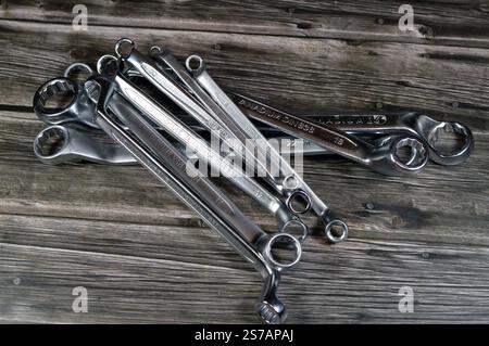 Doppelringschlüssel, Handwerkzeugsatz, verschiedene Werkzeuge wie Ringschlüssel, Kombischlüssel und -Schlüssel, Winkelsteckschlüssel, Zangen, Zangen, Zangen, Bolzen Stockfoto