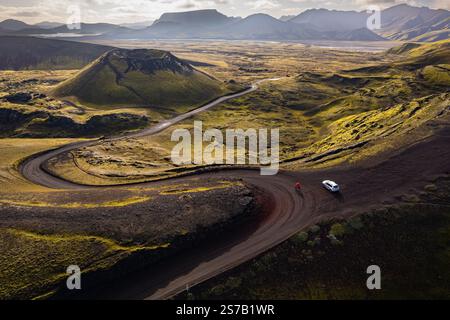 Panoramablick auf die Bergstraße F347 nach Landmannalaugar, genannt Rainbow Mountains in Island. Absolut Offroad Stockfoto