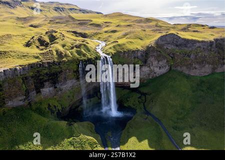 Aus der Vogelperspektive majestätischer Seljalandsfoss Wasserfall und Kaskaden über grüne Klippen im Golden Circle in Island Stockfoto
