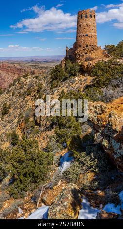 Desert View Watchtower, auch als Indian Watchtower in Desert View bekannt, ist ein 70 Meter hohes Gebäude am Südrand des Grand Canyon Stockfoto