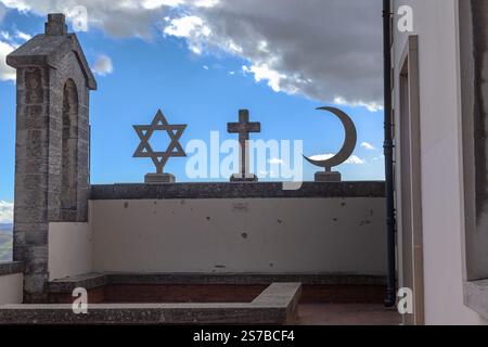 SAN MARINO, SAN MARINO - 11. MÄRZ 2023: Dies ist der Glockenturm der Nuova-Kapelle mit den Symbolen der drei Religionen. Stockfoto