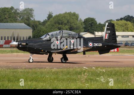 ZM329, ein Beechcraft Texan T1, der von der Royal Air Force (RAF) betrieben wird, startet von der RAF Fairford in Gloucestershire, England, nachdem er an der Royal International Air Tattoo 2024 (RIAT 2024) teilgenommen hatte. Stockfoto