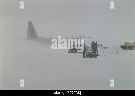 Kangerlussuaq, Grönland. Januar 2025. Grönland: Ein mit Ski ausgerüstetes C-130-Flugzeug der New York Air National Guard, das ein Kontingent von USAF-Flugbesatzungen transportierte, die Grönlandeiskapf für arktisches Überlebenstraining. Das Flugzeug wird vom 109. Airlift-Flügel betrieben, der sich auf Polarmissionen spezialisiert hat. Quelle: ZUMA Press, Inc./Alamy Live News Stockfoto