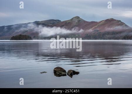Absolut atemberaubendes, atmosphärisches Landschaftsbild von Derwentwater während des nebeligen Sonnenaufgangs im Herbst Stockfoto