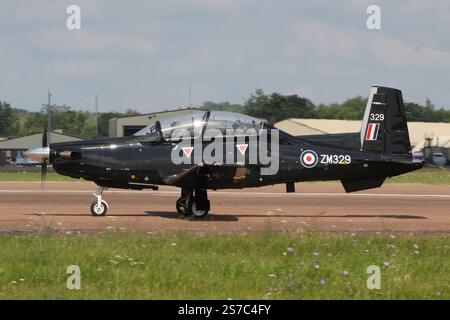 ZM329, ein Beechcraft Texan T1, der von der Royal Air Force (RAF) betrieben wird, startet von der RAF Fairford in Gloucestershire, England, nachdem er an der Royal International Air Tattoo 2024 (RIAT 2024) teilgenommen hatte. Stockfoto