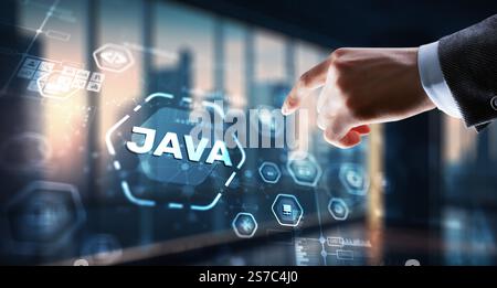 Geschäftsmann klickt auf Java Programmiersprache Anwendungskonzept auf virtuellen Bildschirm. Stockfoto