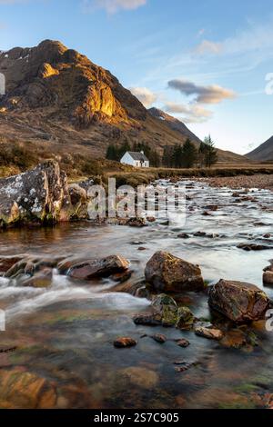 Lagagarbh Cottage und Buachaille Etive Mór bei Sonnenuntergang, Schottland Stockfoto