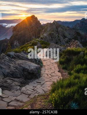 Panoramablick auf den Sonnenuntergang am Pico do Arieiro, berühmtes Reiseziel auf Madeira Ilsland, Portugal. Stockfoto