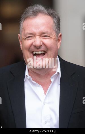 London, Großbritannien. Januar 2025. Piers Morgan verlässt das BBC Broadcasting House, nachdem er am Sonntag mit Laura Kuenssberg aufgetreten ist. Quelle: Justin Ng/Alamy Live News Stockfoto