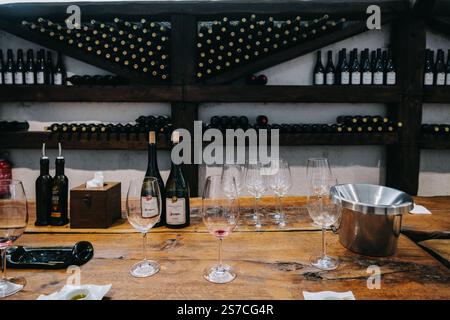 Weinprobe georgianischer Weine im Tunnel des Weinguts Khareba in Kvareli, Kakheti (Georgien) Stockfoto