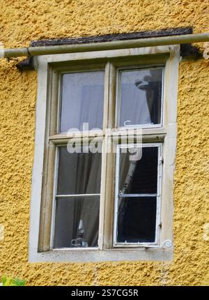 Nahaufnahme eines traditionellen Holzfensters eines alten Landhauses in Castle Combe Village, Cotswolds, England, Großbritannien Stockfoto