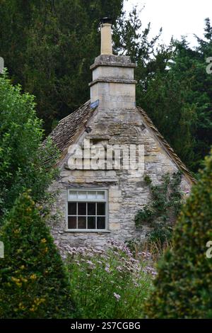 Ein altes kleines Steinhaus in Castle Combe, Cotswolds, Wiltshire, England, Großbritannien Stockfoto