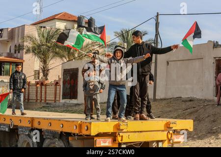 Rafah, Palästinensische Gebiete. Januar 2025. Die Palästinenser feiern am Eingang Rafahs, als im Gazastreifen ein Waffenstillstand zwischen Israel und Hamas in Kraft tritt. Abed Rahim Khatib/dpa/Alamy Live News Stockfoto
