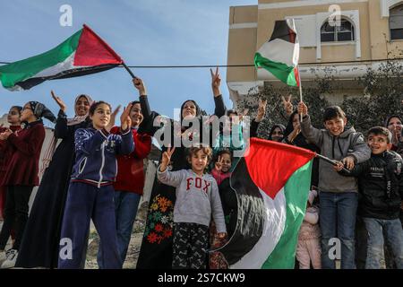 Rafah, Palästinensische Gebiete. Januar 2025. Die Palästinenser feiern am Eingang Rafahs, als im Gazastreifen ein Waffenstillstand zwischen Israel und Hamas in Kraft tritt. Abed Rahim Khatib/dpa/Alamy Live News Stockfoto