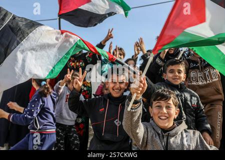 Rafah, Palästinensische Gebiete. Januar 2025. Die Palästinenser feiern am Eingang Rafahs, als im Gazastreifen ein Waffenstillstand zwischen Israel und Hamas in Kraft tritt. Abed Rahim Khatib/dpa/Alamy Live News Stockfoto