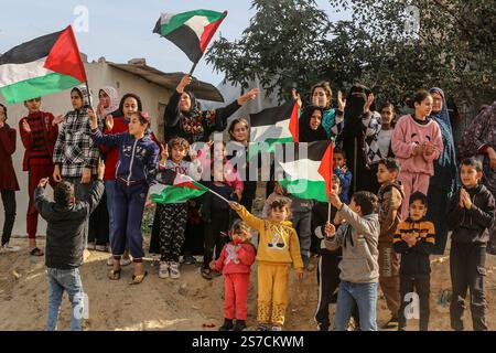 Rafah, Palästinensische Gebiete. Januar 2025. Die Palästinenser feiern am Eingang Rafahs, als im Gazastreifen ein Waffenstillstand zwischen Israel und Hamas in Kraft tritt. Abed Rahim Khatib/dpa/Alamy Live News Stockfoto