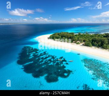Blick aus der Vogelperspektive auf das blaue Meer, den weißen Sandstrand auf der Insel. Tropisch Stockfoto