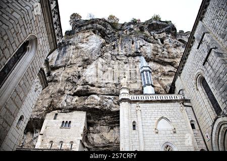 Rocamadour bietet atemberaubende Architektur an den Klippen inmitten von üppigem Grün und dramatischem Himmel, reich an Geschichte. Stockfoto