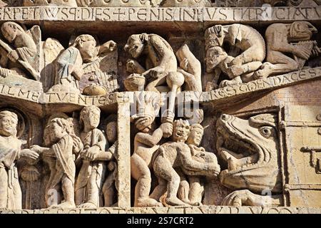 Steinreliefs zeigen detaillierte Figuren und Ereignisse aus der Geschichte und bieten einen Einblick in die Kunst von Conques, Frankreich. Stockfoto