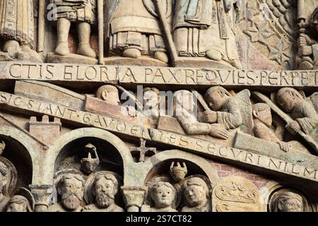 Die aufwendigen Skulpturen zeigen biblische Figuren und Motive entlang des Eingangs der Kirche in Conques. Stockfoto