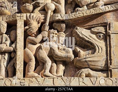 Steinreliefs zeigen detaillierte Figuren und Ereignisse aus der Geschichte und bieten einen Einblick in die Kunst von Conques, Frankreich. Stockfoto