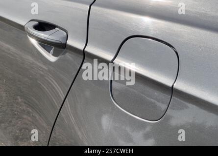 Großansicht, Tankdeckel für Autos, glänzende Metallic-Oberfläche mit glattem reflektierendem Design, luxuriöse Details für Fahrzeuge, modernes Transportkonzept. Stockfoto