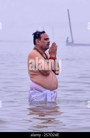 Prayagraj, Uttar Pradesh, Indien. Januar 2025. Prayagraj: Rajasthan-Chef-Minister Bhajan Lal Sharma nimmt während der Maha Kumbh Mela 2025 in Sangam ein, in Prayagraj, Uttar Pradesh, Sonntag, 19. Januar, 2025. (Kreditbild: © Prabhat Kumar Verma/ZUMA Press Wire) NUR REDAKTIONELLE VERWENDUNG! Nicht für kommerzielle ZWECKE! Quelle: ZUMA Press, Inc./Alamy Live News Stockfoto