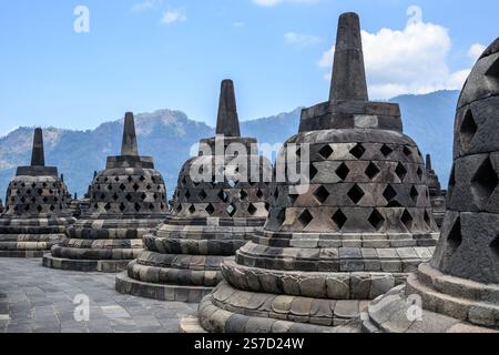Ein Blick auf Stupas und Buddha-Statue in Borobodur, einem Mahayana-buddhistischen Komplex aus dem 9. Jahrhundert in Magelang, Zentral-Java, Indonesien Stockfoto