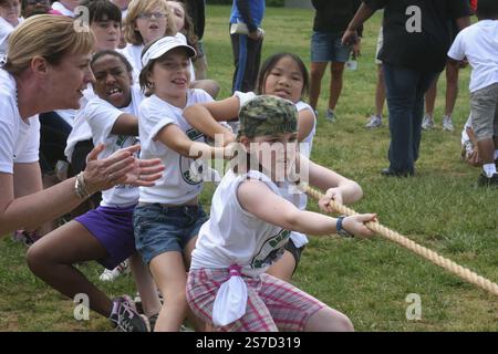 Amerikanische Schulkinder in einem Tug of war-Wettbewerb Stockfoto
