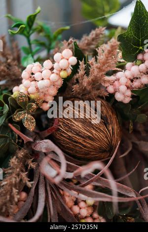 Bouquet mit Eukalyptuszweigen und Beeren. Stillleben Blumenarrangements Stockfoto