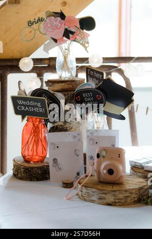 Hochzeitsdekoration im rustikalen Stil mit Vintage-Kamera und Fotokamera, Fotorequisiten für Fotokabine Stockfoto