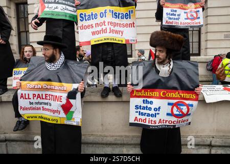 London, Westminster, 18. Januar 2025 nationale Demonstration für Palästina. Demonstranten, die sich in Whitehall versammeln, nachdem Met Police weigert, den zuvor vereinbarten marsch von oder zur BBC in Portland Place zu genehmigen. Large traf die Polizeipräsenz, die beide Enden von Whitehall blockierte. Die Organisatoren schätzten, dass auf ihrem Höhepunkt 100.000 Demonstranten anwesend waren. Quelle: Stephen Bell Alamy Live News. Stockfoto