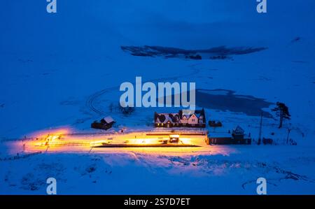 Luftaufnahme von der Drohne bei Nacht des Bahnhofs Corrour im Schnee bei Nacht im schottischen Hochland, Schottland, Großbritannien Stockfoto