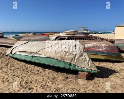Fischerboote an einem Strand in Kap Verde Stockfoto