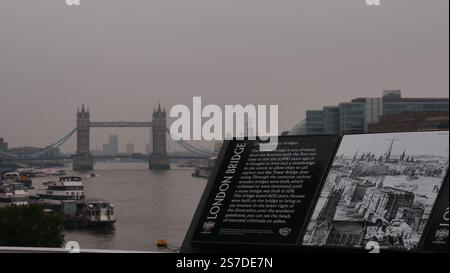 Tower Bridge, London, von der London Bridge aus gesehen an einem nebeligen Wintertag. Stockfoto