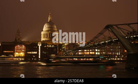 St. Paul's Cathedral und Millenium Bridge über die Themse Stockfoto