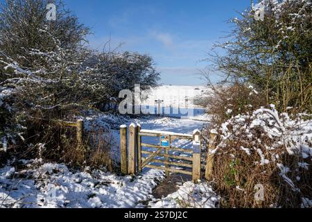 Ein Tor zum Devil's Dyke nach Schneefall im South Downs National Park nach Schneefall, Sussex, England, Großbritannien Stockfoto