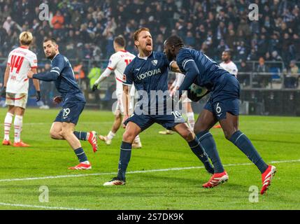 Sport, Fußball, Bundesliga, 2024/2025, VfL Bochum vs. RB Leipzig 3:3, Vonovia Ruhrstadion, 2-3 Tor nach 0-3 Defizit, Torschütze Myron Boadu (VfL) nicht abgebildet, f.l.t.r. Kevin Kampl (RBL), Matus Bero (VfL), Dani de Wit (VfL) jubelt die Bochumer Fans, Ibrahima Sissoko (VASI), VASI-FOTOGRAFIEN), VASI-AUFLAGEN UND VASI-VERBOS Stockfoto