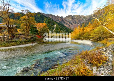 Wunderschöner Berg im Herbstlaub und Azusa Fluss, Kamikochi Nationalpark, Nagano, Japan Stockfoto
