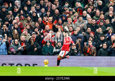 Old Trafford, Manchester, Großbritannien. Januar 2025. Premier League Football, Manchester United gegen Brighton und Hove Albion; Bruno Fernandes feiert, nachdem er seinen Elfmeterschießen in der 23. Minute erzielt hat, 1-1 Punkte Credit: Action Plus Sports/Alamy Live News Stockfoto