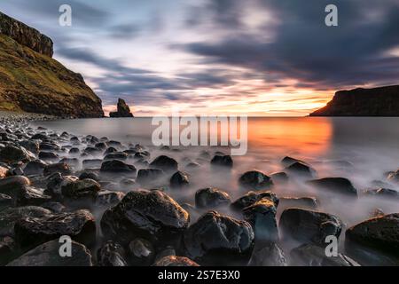 Talisker Bay auf der Isle of Skye bei Sonnenuntergang, Schottland Stockfoto